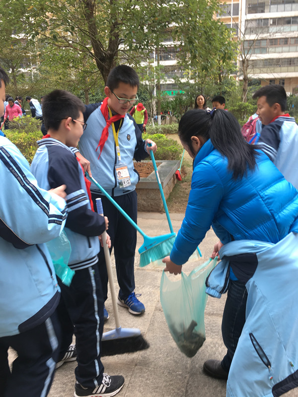 南宁三中学生到小区进行志愿服务